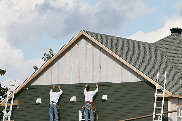 Professional Emergency Siding Repair technician working in Algonquin, IL